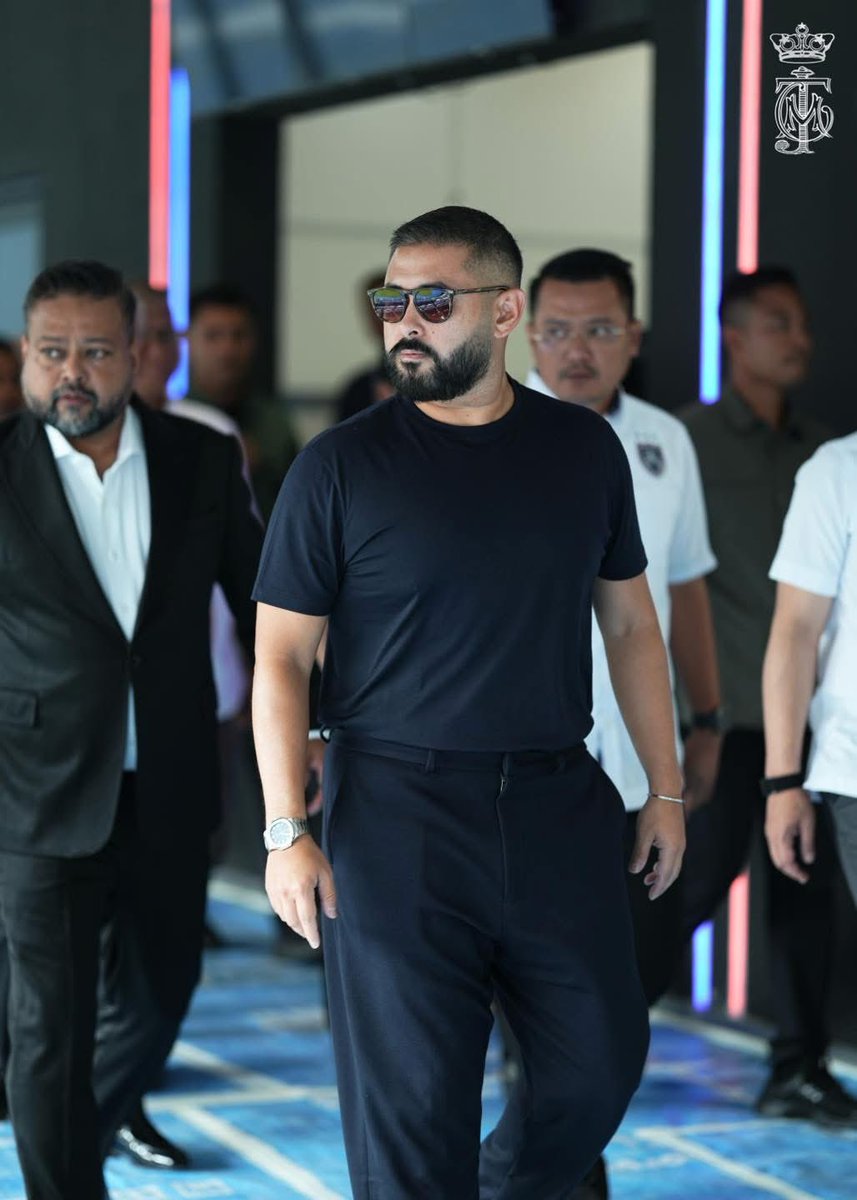 HRHJohorII's tweet image. KEMUDAHAN KORPORAT BAHARU DAN ‘RED & BLUE LOUNGE’ DI STADIUM SULTAN IBRAHIM SIAP UNTUK MUSIM 2025-26
Duli Yang Amat Mulia Tunku Mahkota Ismail, Pemangku Sultan Johor yang juga pemilik Kelab Bolasepak Johor Darul Ta’zim (JDT) berangkat ke Stadium Sultan Ibrahim pada hari ini, 28…