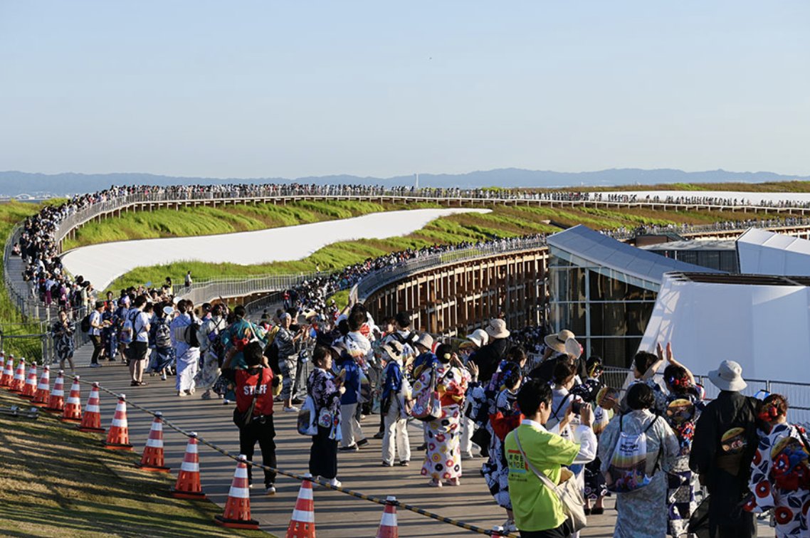 lmaga_jp's tweet image. 連日お祭りムードの万博会場✨️
今日は大屋根リングで約8000人の盆踊り!
約2kmものリング上に河内音頭が響き渡る🔥吉村府知事も参加!
遠くのパビリオンからも参加者が…!会場全体が一体となって楽しむ時間でした😌
lmaga.jp/news/2025/07/9…