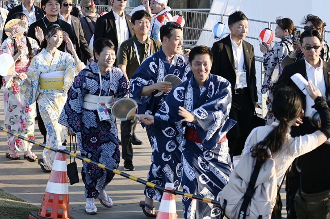 lmaga_jp's tweet image. 連日お祭りムードの万博会場✨️
今日は大屋根リングで約8000人の盆踊り!
約2kmものリング上に河内音頭が響き渡る🔥吉村府知事も参加!
遠くのパビリオンからも参加者が…!会場全体が一体となって楽しむ時間でした😌
lmaga.jp/news/2025/07/9…