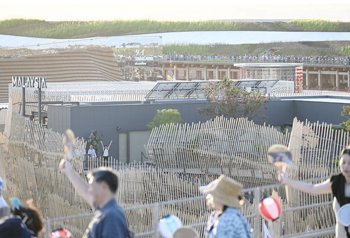 lmaga_jp's tweet image. 連日お祭りムードの万博会場✨️
今日は大屋根リングで約8000人の盆踊り!
約2kmものリング上に河内音頭が響き渡る🔥吉村府知事も参加!
遠くのパビリオンからも参加者が…!会場全体が一体となって楽しむ時間でした😌
lmaga.jp/news/2025/07/9…