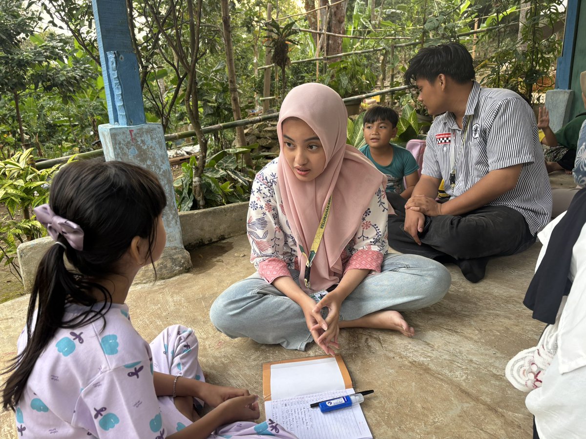 adionooo's tweet image. “mamang pulang dari rumah sakit udah istirahat belom? mamang tidur aja kan ada kakak-kakak”, kata salah satu anak. karna udah beres juga ngajar yang gede langsung duduk santai. bahagia ngeliat anak pada semangat belajar 🌻