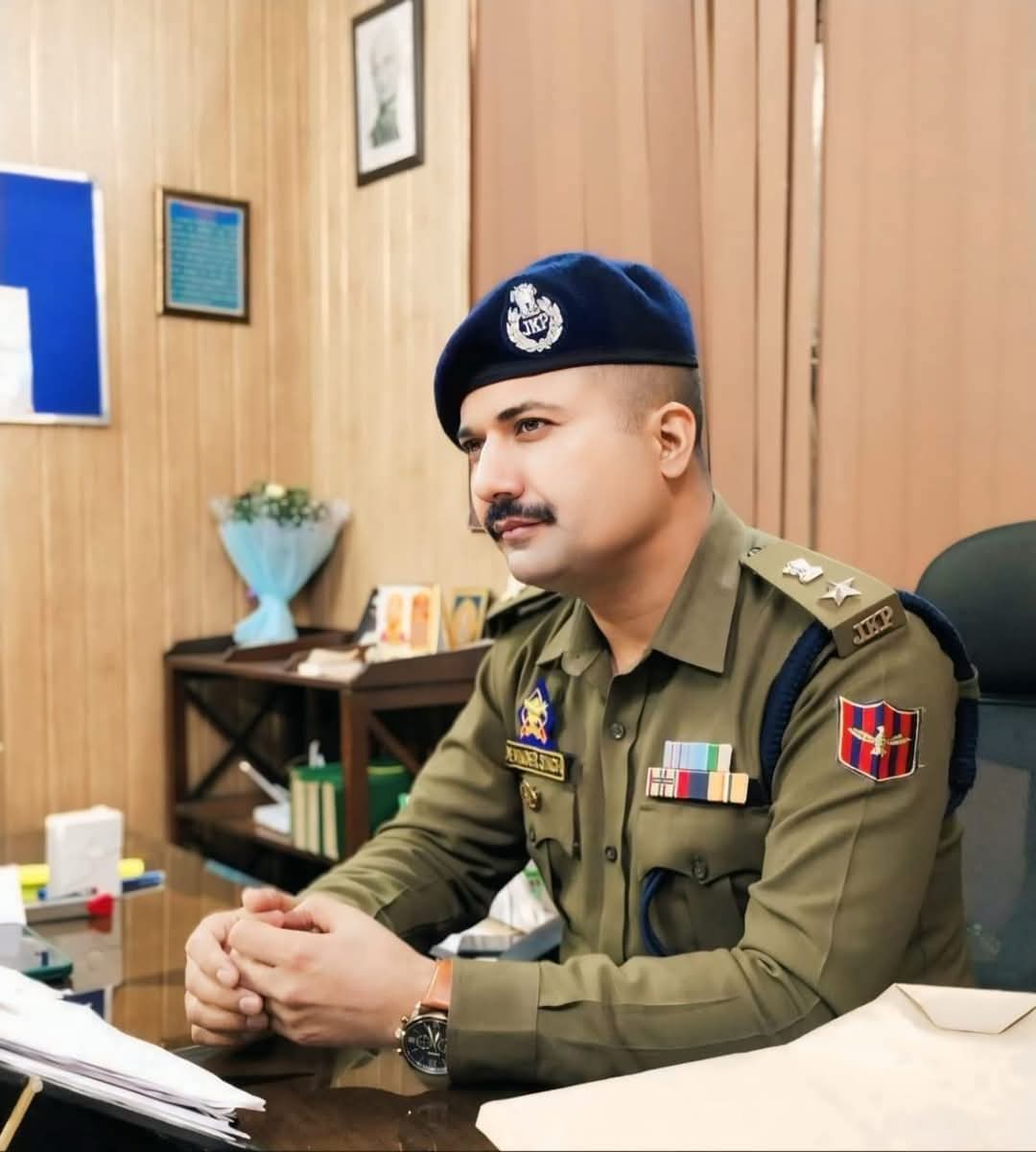 roufaminnews5's tweet image. New Addl. SP (ops) DODA Shri Davinder singh Bandral

#AddlSP #Doda #ShriDavinderSinghBandral #JmuKmrPolice #KashmirPolice #Srinagarpolice #Jammupolice #DodaPolice #5dariyanews #India #Newdelhi #Govt #BJPGovt #LGManojSinha #OfficeOfLGJandK