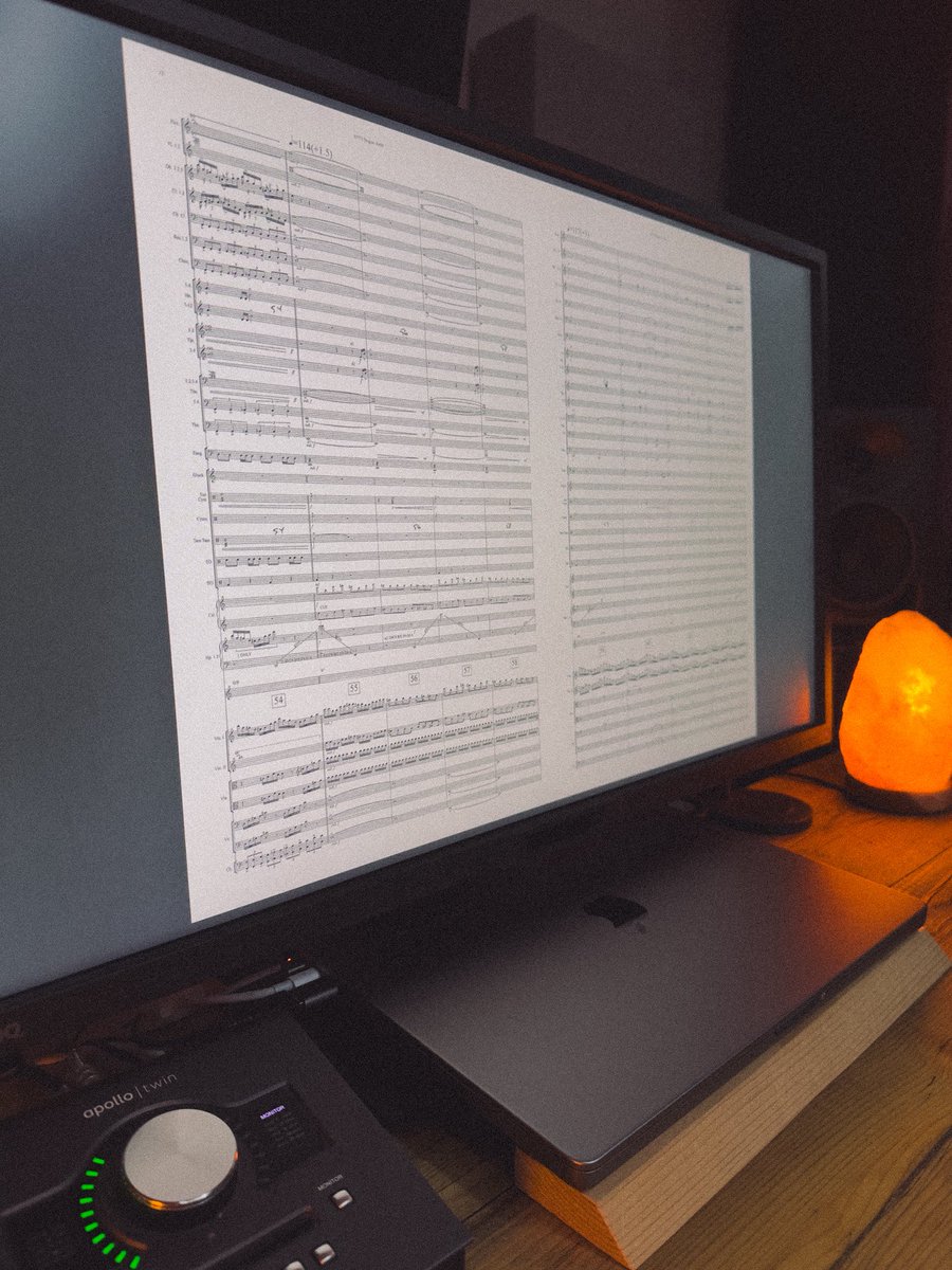 オーケストレーションが大好きです。作曲しているとき、いつも画家のように考えます。楽器ひとつひとつが色を持っていて、「もっと青を」「ここは黄色と緑で」といった感じです。他の作曲家も、同じように感じたりするのでしょうか。

#作曲してる人と繋がりたい #作曲家 #映画音楽