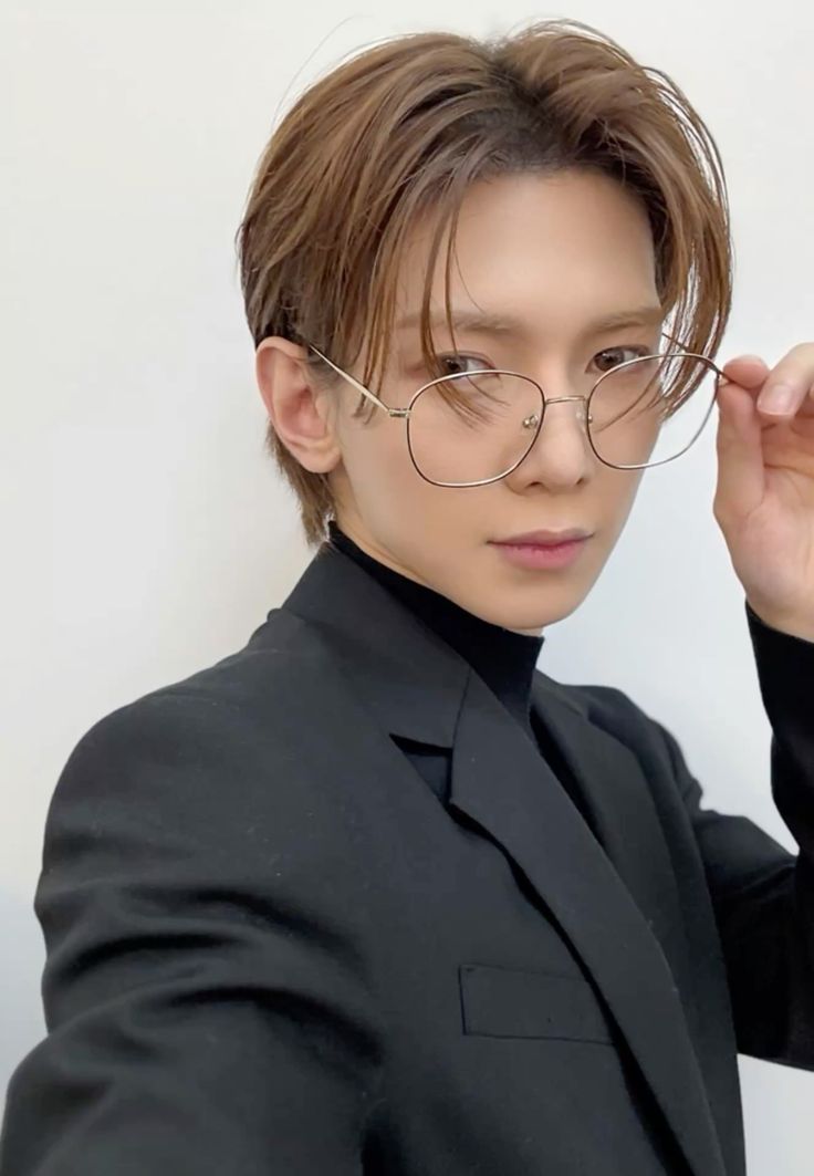 AcervoKYeosang's tweet image. Bom dia amores como estão? Acervo está no oftalmo, e vcs?