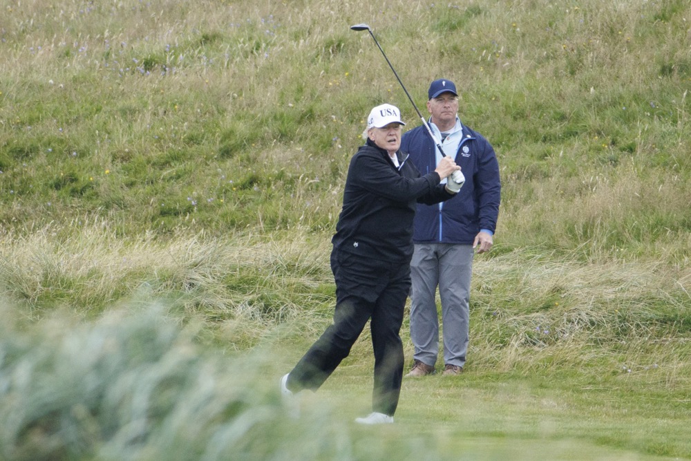 Euractiv_FR's tweet image. En Écosse, un Trump décomplexé impose sa « diplomatie du #golf »: Persuadé de sa puissance, sourd aux accusations de conflits d’intérêts, #DonaldTrump alterne en Écosse entre longues parties de #golf et visites de dirigeants européens empressés, en… dlvr.it/TM8gxJ