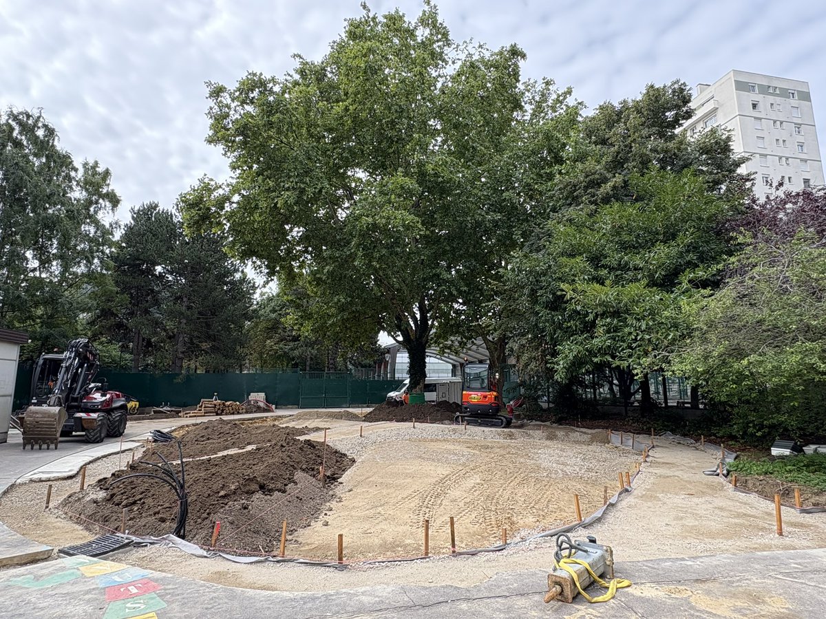 isabelle_rocca's tweet photo. En visite ce matin à l’école maternelle D’Artagnan #paris12 où là aussi les travaux de la #CourOasis avancent bien !
Dans ce projet, 55% de la surface de la cour seront désimpermeabilisés avec près de 20% de surface plantée 🌱
Deux nouvelles aires de motricité et de manipulation, un vrai parcours vélo et un grand jardin pédagogique à découvrir à la rentrée 👌🏻