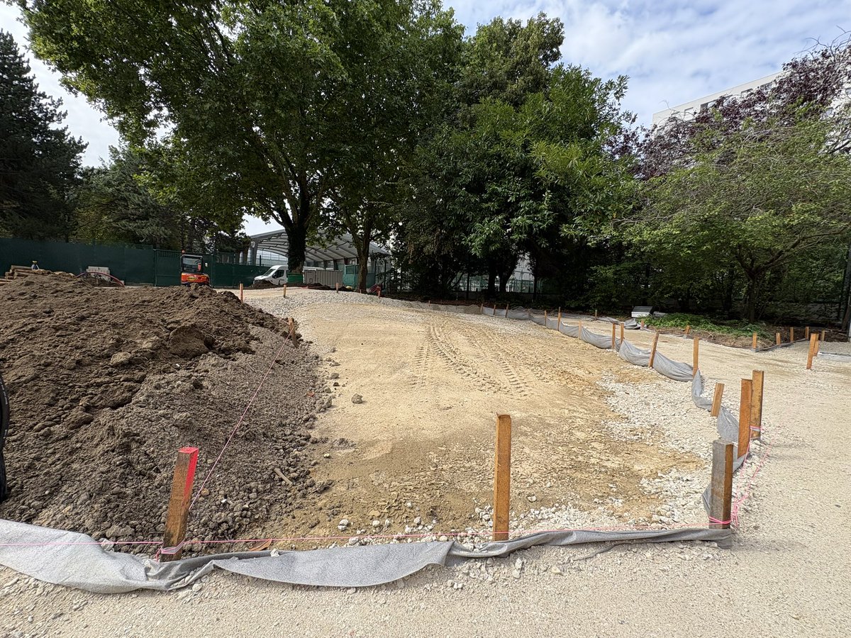 isabelle_rocca's tweet photo. En visite ce matin à l’école maternelle D’Artagnan #paris12 où là aussi les travaux de la #CourOasis avancent bien !
Dans ce projet, 55% de la surface de la cour seront désimpermeabilisés avec près de 20% de surface plantée 🌱
Deux nouvelles aires de motricité et de manipulation, un vrai parcours vélo et un grand jardin pédagogique à découvrir à la rentrée 👌🏻