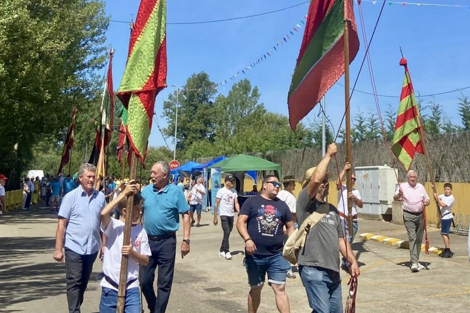 Educar06Diego's tweet photo. Asisto como delegado de la @jcyl a una gran jornada festiva en #Valdefresno, que reúne a sus veinte pueblos de la #Sobarriba y sus patrones, acompañados de los pendones. https://t.co/jgiYJkTqOt