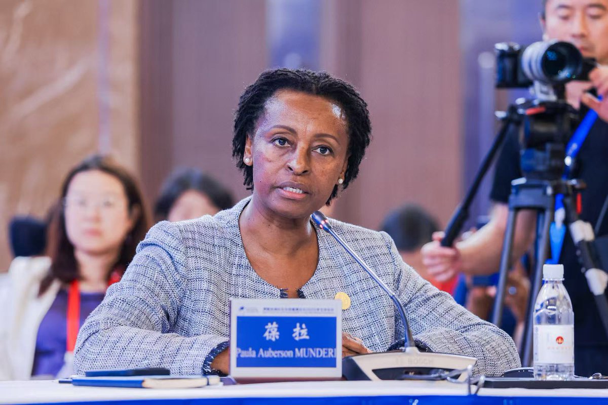 UNAIDS_CN's tweet photo. Message from Dr. @MunderiPaula on strengthening #GlobalHealth governance during the #BoAoGlobalHealthForum
✅ COLLABORATION is key against global health threats
✅ #UHC pillars: ACCESS|PREVENTION|TREATMENT
"Prioritize #Prevention to save lives!" #HealthCollaboration https://t.co/332n38ltQ5