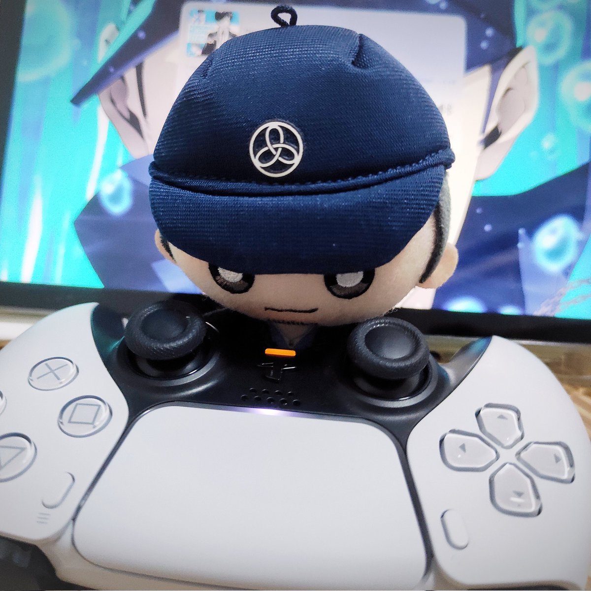 Little Junpei is gaming