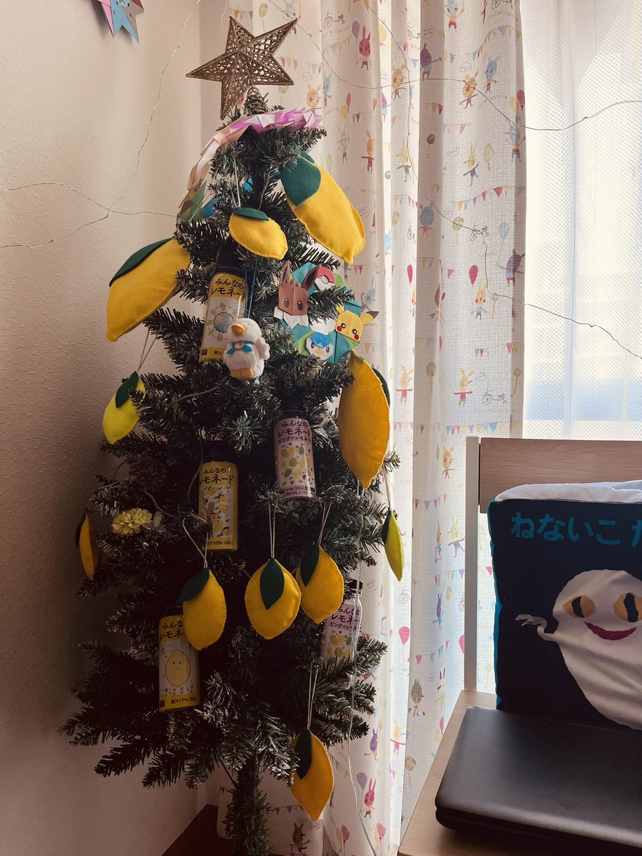 minnanolemonade's tweet image. 事務所にあるレモンツリーです。
歴代みんなのレモネードも🍋

今日もありがとうございます。

みんなのレモネード係スタッフより

#みんなのレモネード
#ファミマで買える応援
#小児がん支援
#レモネードでつながる夏
#みんレモのお部屋から