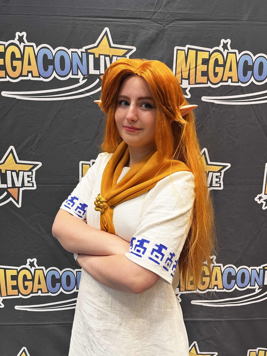 I cosplayed Young Malon from Ocarina of Time this weekend alongside <a href="/niamhnelly17/">Nelly!</a> this is the first side character I've cosplayed from #zelda #maloncosplay