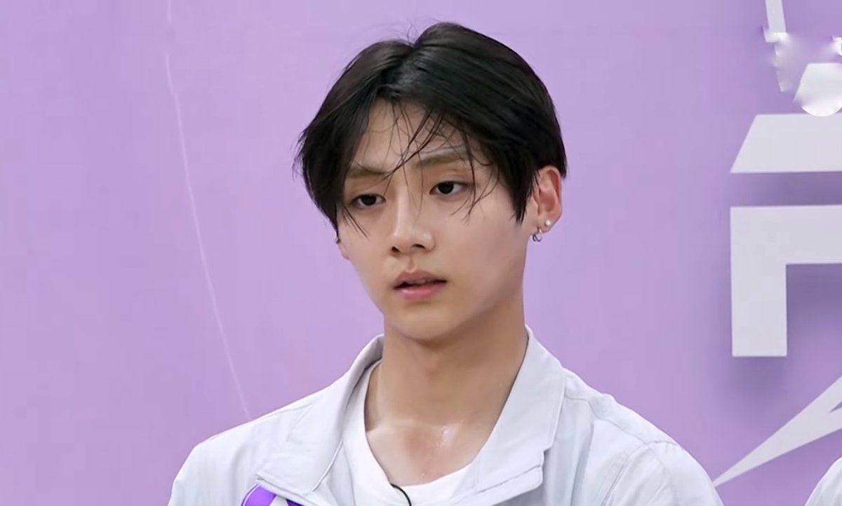 sangwonthingz's tweet image. I didn’t even hear what the mentor was saying just look how handsome barefaced sangwon is🙂↕️