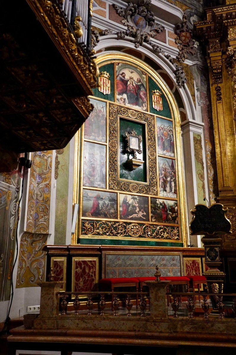 Pasado y presente de San Nicolás.

La Parroquia cuenta con un gran archivo fotográfico que nos permite documentar el paso del tiempo y cómo han cambiado las cosas.

¿Sabrías identificar el cuadro que ocupa el lugar central del retablo de la Trinidad en la foto blanco y negro?