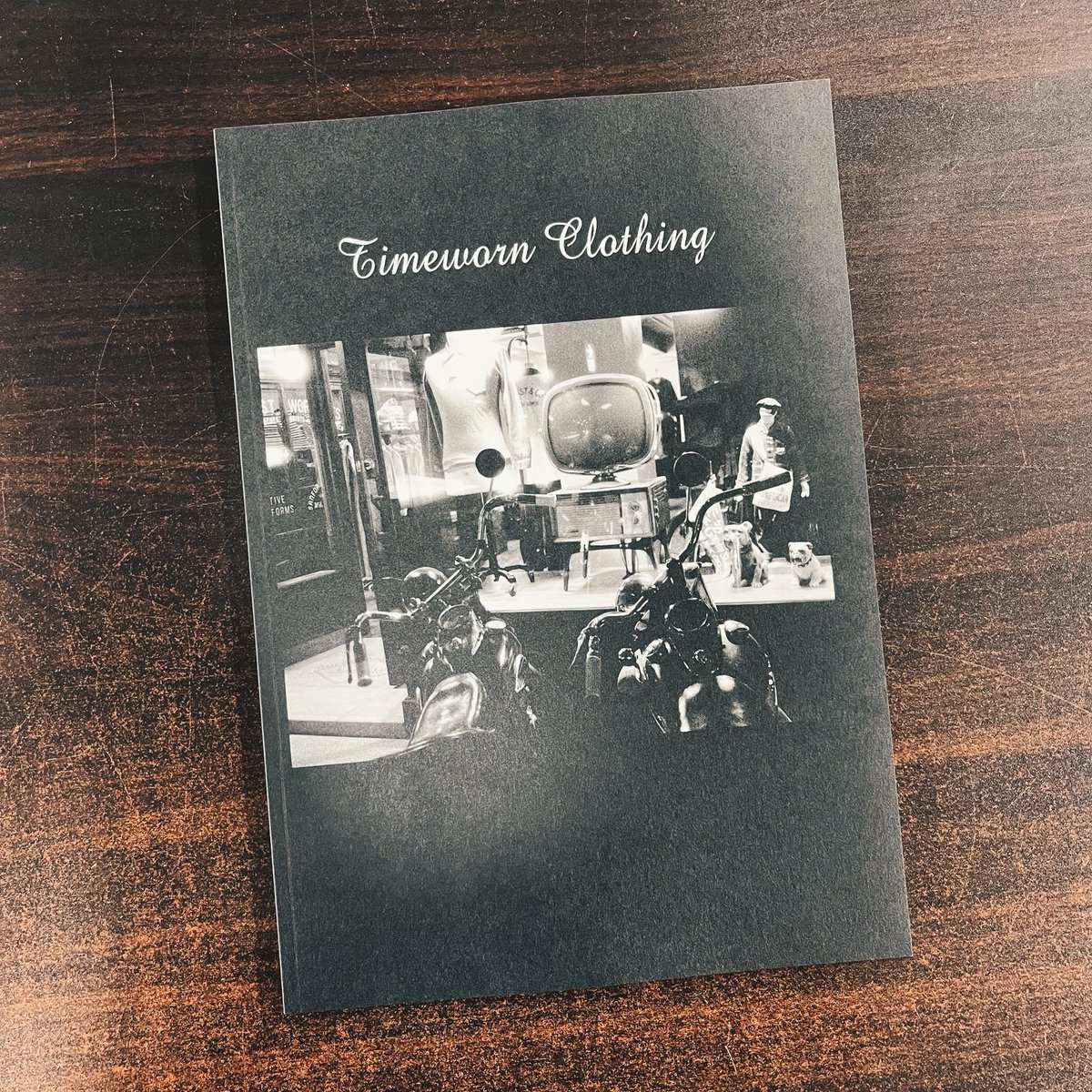 Aoyama_book's tweet image. 『TIMEWORN CLOTHING PHOTO BOOK』 が入荷。北青山の洋服店「TIMEWORN CLOTHING(タイムウォーンクロージング)」のこだわりの内装や、インテリア、スタッフが働く様子などを、写真家の大道兄弟がモノクロで撮り下ろした大判サイズの写真集です。(高橋)
aoyamabc.jp/products/timew…