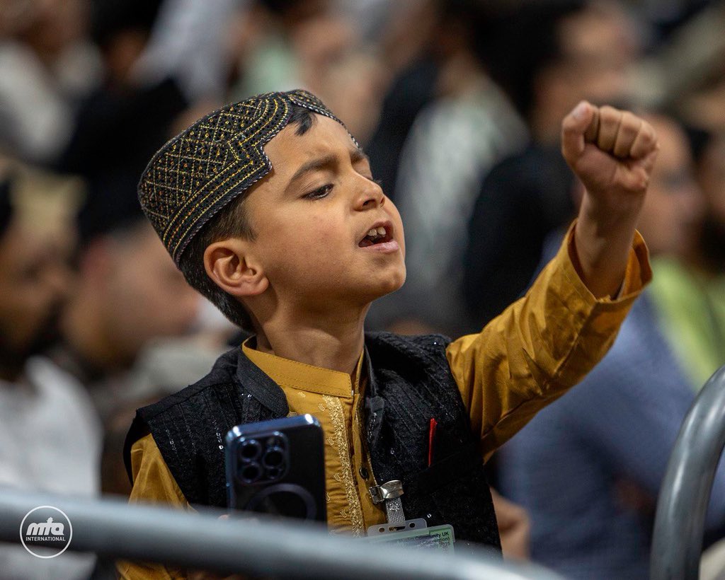 Small voice, mighty spirit.

The next generation echoing their devotion to Khilafat. 

#JalsaConnect #JalsaUK2025 #MTAi