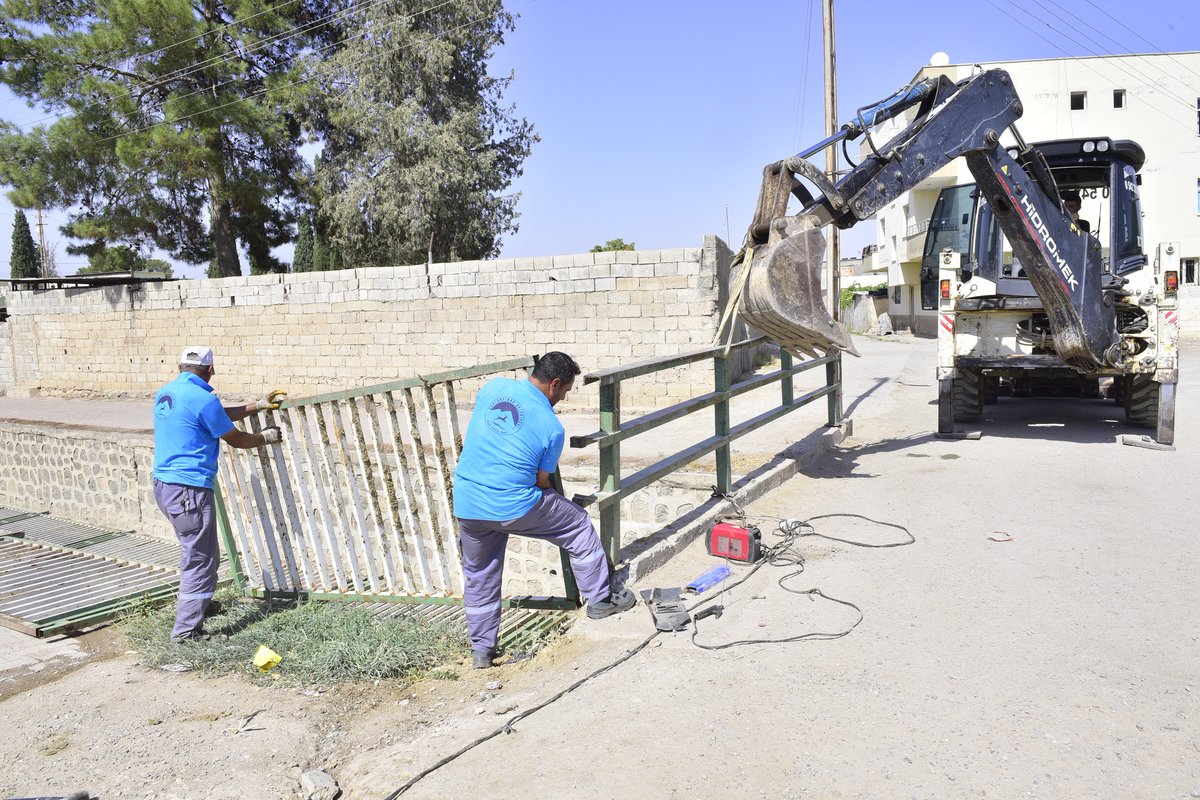 Ceylanpınar'da Antep Deresi'nin Güvenlik Korkulukları Onarıldı
Ceylanpınar ilçe merkezinden geçen DSİ'ye ait Antep Deresi'nin güvenlik korkulukları, ağır vasıta bir aracın çarpması sonucu iki tarafı da devrilmişti. Ceylanpınar Belediyesi ekipleri, hasar gören korkulukları hızla