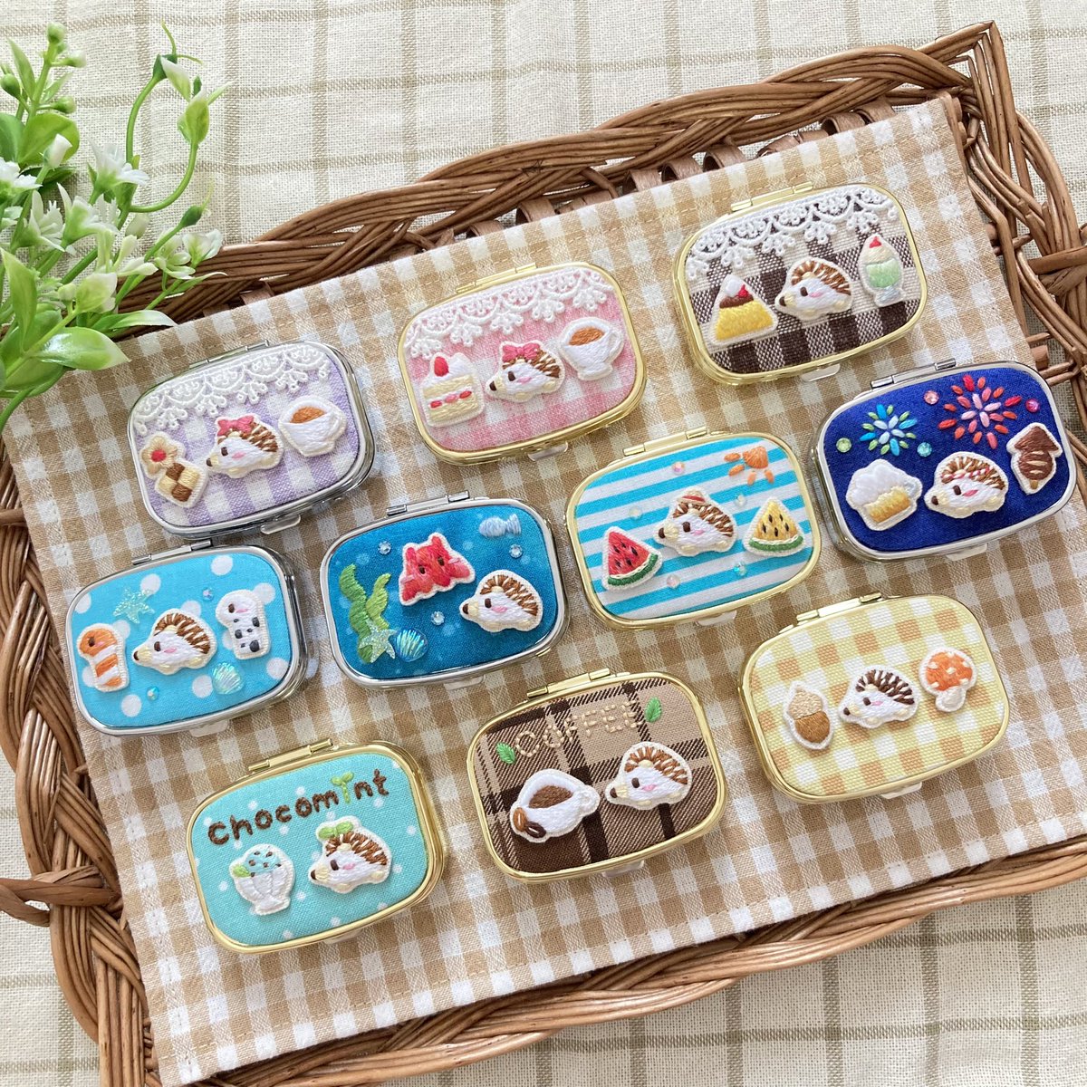 buffet_l_a's tweet image. 〜新作紹介🍽〜
出来上がった小物ケース全10種類を
並べてみました✨かわいぃ(⑉&gt;ᴗ&lt;
アクセサリーやお薬など、ちょっとした
小物を入れて持ち歩くのはもちろん♪
机にちょこんっと置いても、
とっても可愛く♡
お楽しみいただけるかなと思います
(⸝⸝´꒳`⸝⸝)♡
🍽クラマケ名古屋8/2-3【No.259】