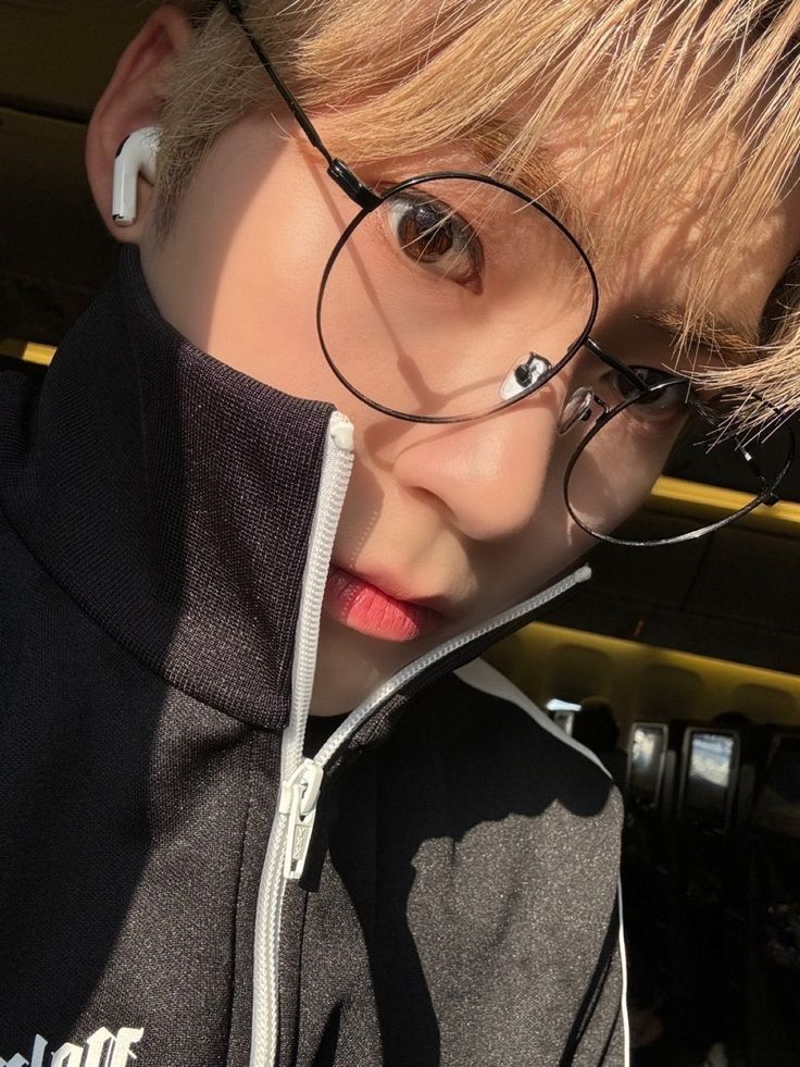 aytns_'s tweet image. 햇빛가득한한빈셀카넘조으다♡