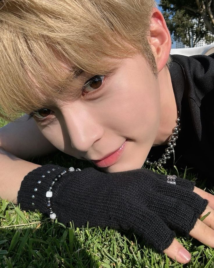 aytns_'s tweet image. 햇빛가득한한빈셀카넘조으다♡