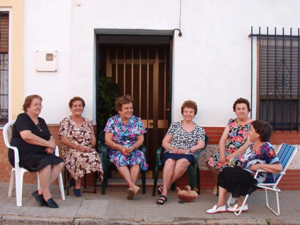 SuperViiral's tweet image. Las abuelas que se reunían para jugar a las cartas mientras cotilleaban sobre la vida de cada habitante del pueblo es algo que todos hemos vivido en verano