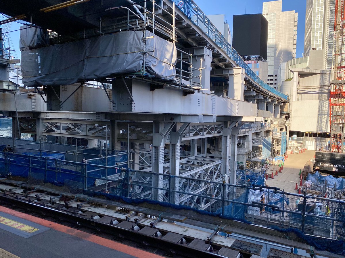 hatolier_camera's tweet image. 渋谷駅の銀座線マークシティ高架橋、もはや「戦場に架ける橋」のような、最小限で鉄路を支える仮設状態になっている。激エモ。