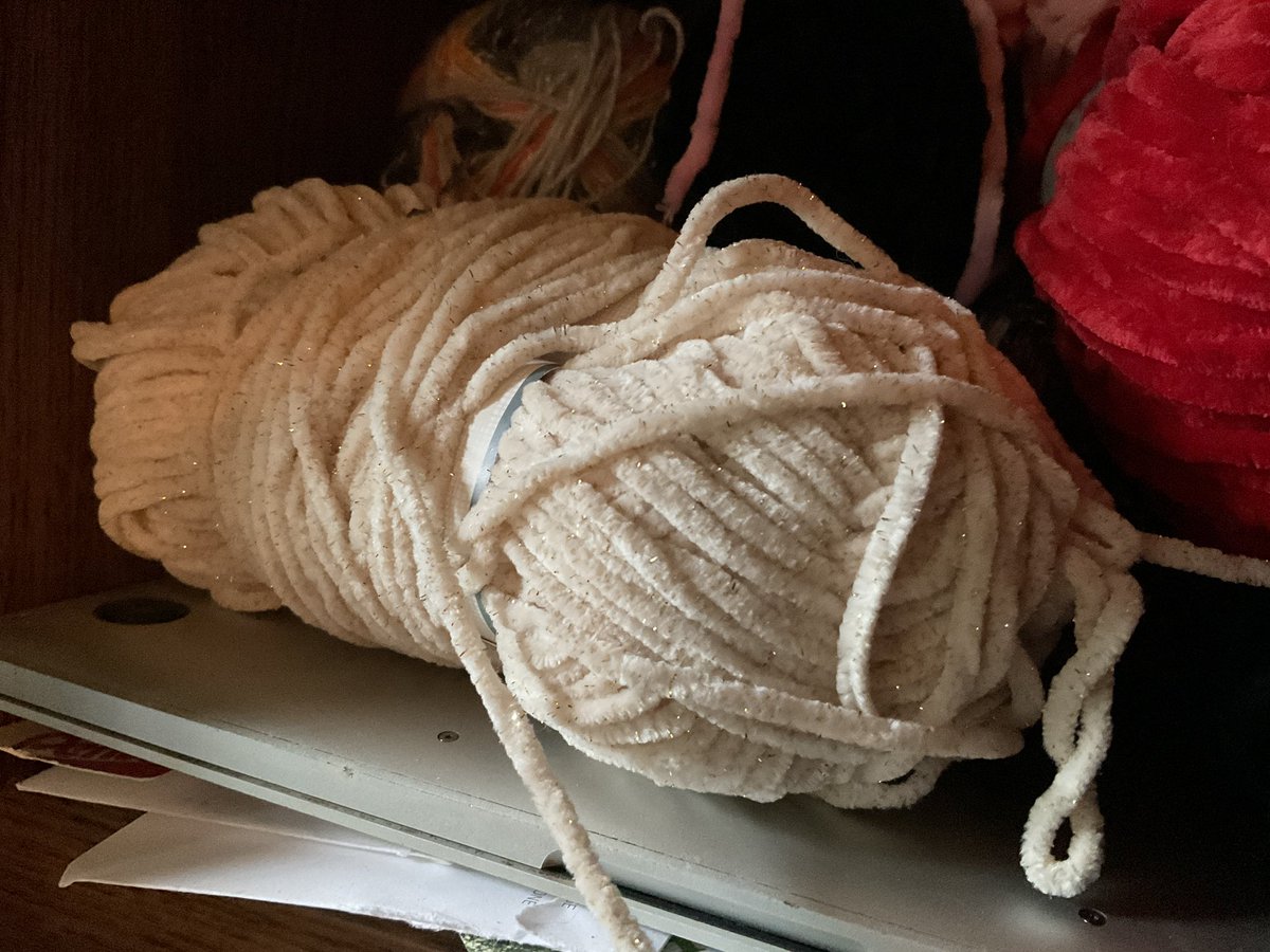 WhiteCatSith's tweet image. Good Mornin&apos;! 🤍⚡️⚡️🙋🏼‍♀️

Workin&apos; on a little Queen Cat Cozie for the lady cats in our lives. The boys now have the bolt, I&apos;m keeping the single bolt - it&apos;s just too damn cute. This one will have a sun. The sun will be these two neon pink/orange colors &amp;amp; will have the cream collar