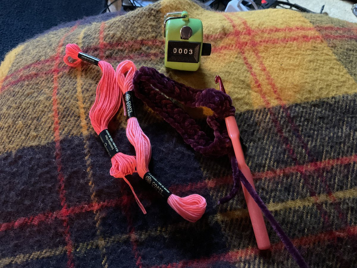 WhiteCatSith's tweet image. Good Mornin&apos;! 🤍⚡️⚡️🙋🏼‍♀️

Workin&apos; on a little Queen Cat Cozie for the lady cats in our lives. The boys now have the bolt, I&apos;m keeping the single bolt - it&apos;s just too damn cute. This one will have a sun. The sun will be these two neon pink/orange colors &amp;amp; will have the cream collar