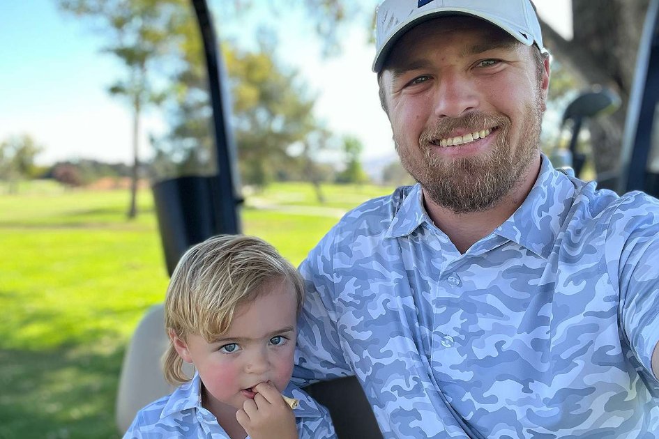 alex_a1_'s tweet image. This adorable family shares their clever method for sneaking away to enjoy solo golf time-because every parent deserves a little break for their hobbies!   people.com/father-discove…