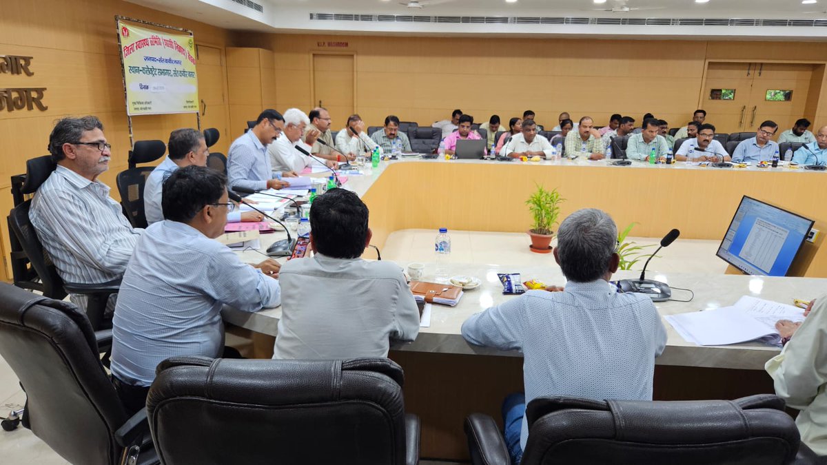 DistrictSant's tweet image. जिलाधिकारी महोदय की अध्यक्षता में जिला स्वास्थ्य समिति (शासी निकाय) की समीक्षा बैठक कलेक्ट्रेट सभागार में आयोजित हुई।
स्वास्थ्य योजनाओं/कार्यक्रमों के संचालन एवं आउटपुट की सतर्क मॉनीटरिंग हेतु संबंधित अधिकारियों को निर्देश दिया गया।