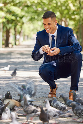 Word_Massager's tweet image. Sitting on a park bench
eyeing this bag of chips
with ravenous intent
as wee #sparrows
peep peep peep
hopping beneath my feet
praying for crumbs to fall
for scavenger
survival sustenance
I see the similarity
with trickle down economics
except we are the pigeons
#poetry #vss365