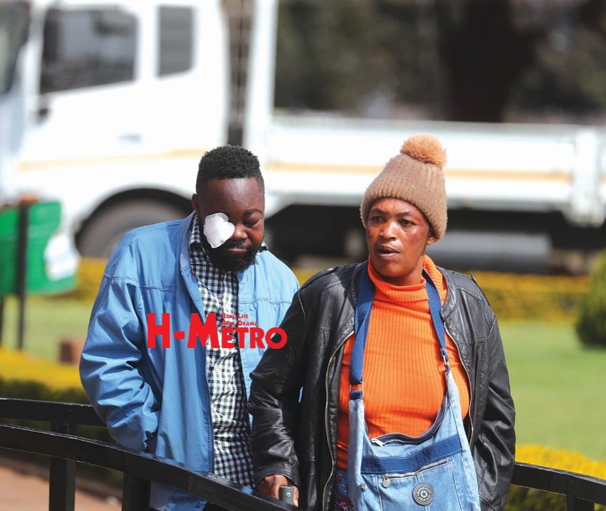 HMetro_'s tweet image. 𝐋𝐔𝐂𝐊𝐘 𝐓𝐎 𝐁𝐄 𝐀𝐋𝐈𝐕𝐄...
This man, seen here being accompanied to court by his mother, survived a brutal attack by a gang which was allegedly hired by his wife to attack him.
The wife was detained in custody to this Monday.
📸: Lee Maidza