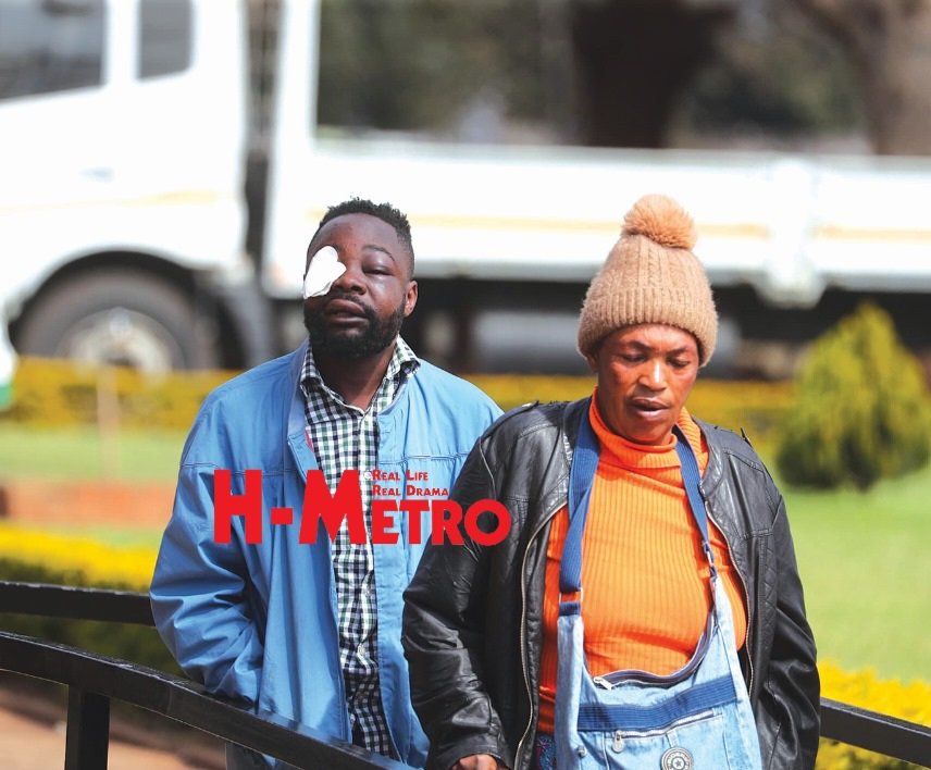HMetro_'s tweet image. 𝐋𝐔𝐂𝐊𝐘 𝐓𝐎 𝐁𝐄 𝐀𝐋𝐈𝐕𝐄...
This man, seen here being accompanied to court by his mother, survived a brutal attack by a gang which was allegedly hired by his wife to attack him.
The wife was detained in custody to this Monday.
📸: Lee Maidza