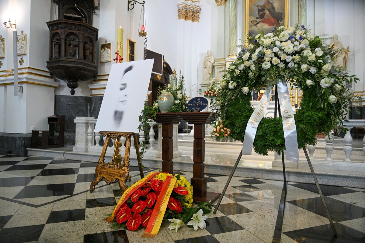 Dziś wszyscy żegnamy Joannę Kołaczkowską 🖤 W ostatnim pożegnaniu towarzyszą jej rodzina, znajomi, a także fani 😢 Kondukt odprowadził wybitną aktorkę kabaretową i teatralną na Cmentarz Wojskowy na Powązkach 🕯️
warszawa.naszemiasto.pl/pogrzeb-joanny…
