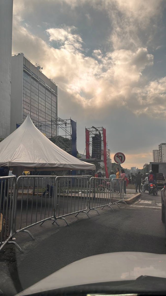 07:36 a. m. - Tarima libertador alta aún hay paso