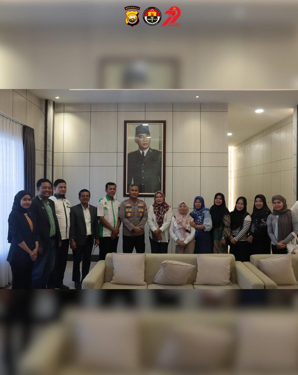 Kapolda Bengkulu Irjen Pol Mardiyono, S.IK., M.Si menerima Silaturahmi dari Forum Perjuangan Pedagang Pasar Panorama bertempat di Ruang Kerja Kapolda Bengkulu.

#polriuntukmasyarakat
#kapoldabengkulu