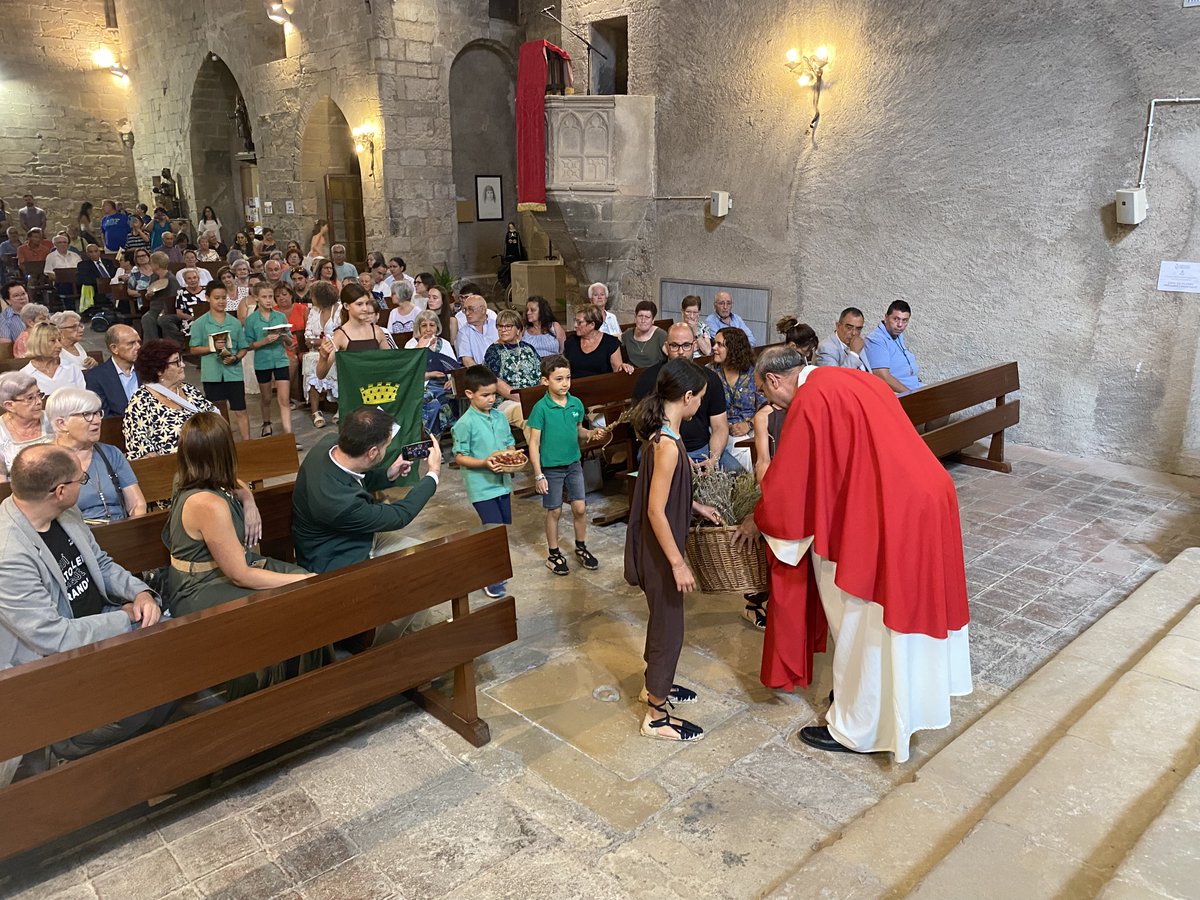 stmiquelespluga's tweet image. Celebració amb el Cor Parroquial i Albert Pàmies a l'orgue, les #pregàries per l'Espluga, l'Ofertori del Seguici Popular amb el toc dels #Grallers de l'Espluga, l'Eucaristia amb el calze i patena de Mn. Ramon Muntanyola, cedits pel @MuseuTerra, i el cant dels #Goigs.