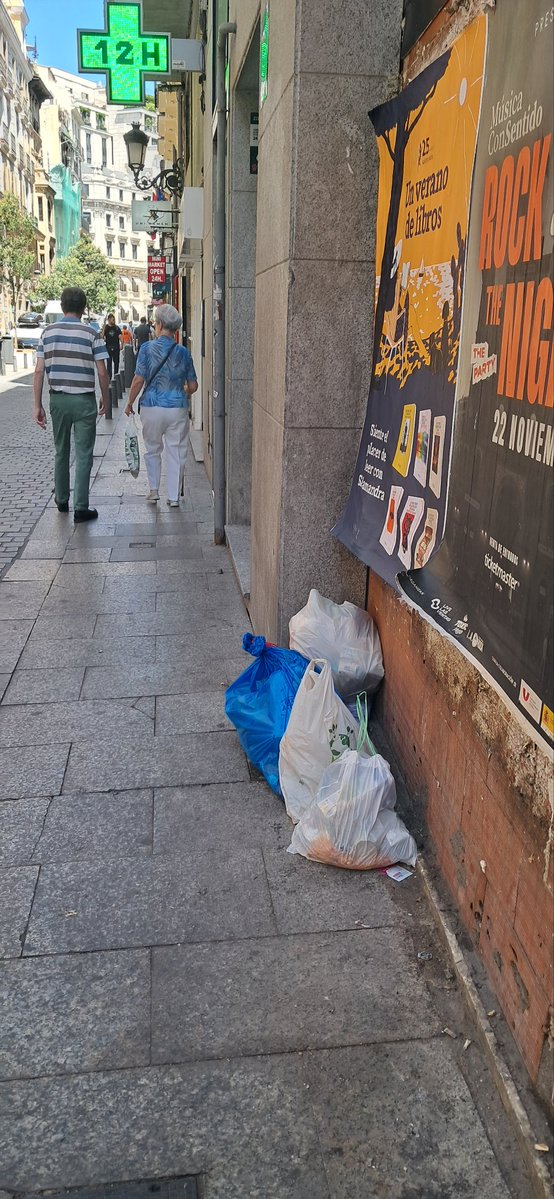 LetrasSos's tweet image. Calle Príncipe BASURA 24/7
@seguragc con su paguita
@Lineamadrid @AlmeidaPP_ @EsterMunoz85 @cayetanaAT @CiudadanaMartaR
