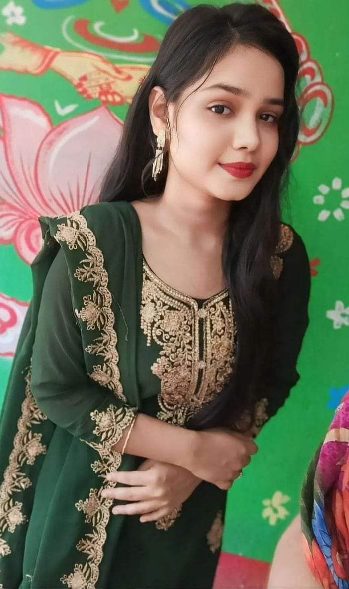 दो-चार दिन से ज्यादा नहीं चलेगी 
जिंदगी कठिन है
हमेशा ही चलते रहना तो नामुमकिन है
भाग्यशाली होते हुए भी हादसों के लिए
जिंदगी आभागिन है, जिंदगी अंदाज़ा लगाने
मात्र से थोड़ी चलती है
पूजा पाठ से पाप धोने की व्यवस्था है
फिर भी जिंदगी मलिन है
अगर-मगर परंतु-लेकिन से ज्यादा नहीं चलेगी