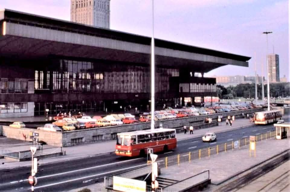 Paweł Białczak (@pawe59070384) on Twitter photo Warszawa.
Rok 1985.
Aleje Jerozolimskie.
Widok na Dworzec Centralny.
A do moich narodzin został jeszcze jeden rok. Nie mam więc prawa pamiętać tego widoczku.🥹 Warszawa.
Rok 1985.
Aleje Jerozolimskie.
Widok na Dworzec Centralny.
A do moich narodzin został jeszcze jeden rok. Nie mam więc prawa pamiętać tego widoczku.🥹