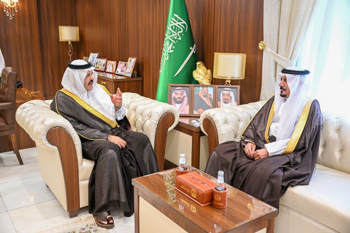 emara_hail's tweet image. سمو #أمير_منطقة_حائل يستقبل مدير المركز الوطني لتنمية الغطاء النباتي ومكافحة التصحر بالمنطقة د.عبدالله البريكي المعين حديثاً، ويؤكد سموه أهمية الدور البيئي للمركز بما يتماشى مع مستهدفات رؤية السعودية 2030.