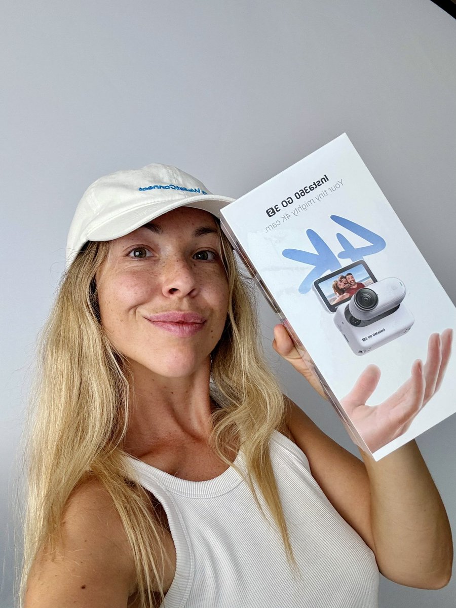 dee_centralized's tweet image. SURPRISE! ☺️✨
I’ll be doing a lot more @WalletConnect content with our amazing team.
That’s why I got the tiniest vlogging camera KNOWN TO MAN (ok, maybe I’m sliiightly exaggerating 💁♀️)
so that I can give you the ultimate POV.
And next month we head to Asia!
Who’s bullish?
