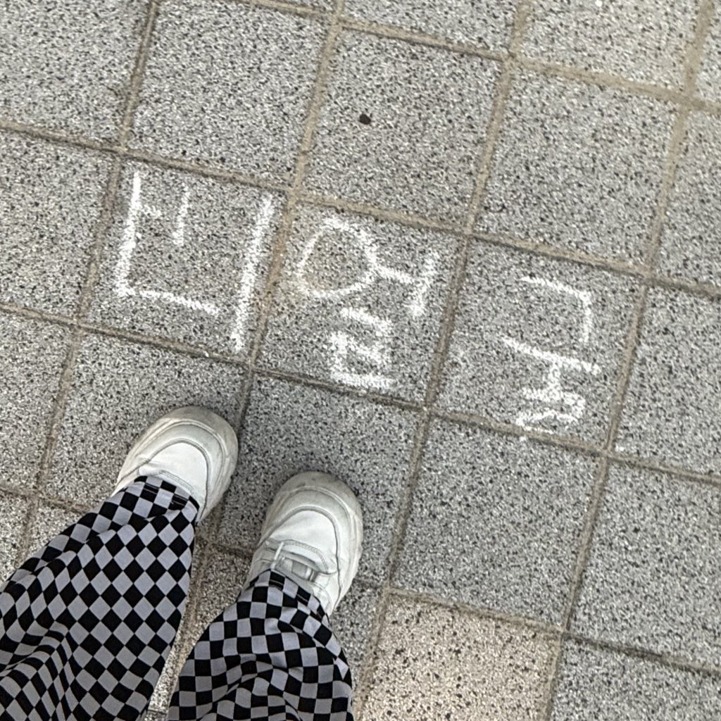 leeeeemayo's tweet image. 오늘 집가는길에 냅다 길바닥한테 시비털림 ㅅㅂ