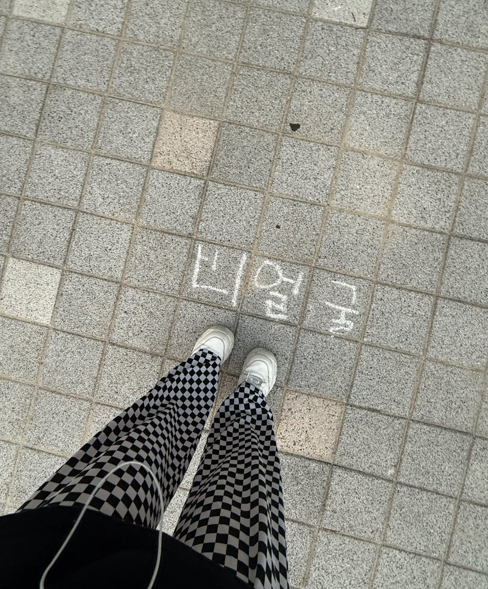 leeeeemayo's tweet image. 오늘 집가는길에 냅다 길바닥한테 시비털림 ㅅㅂ