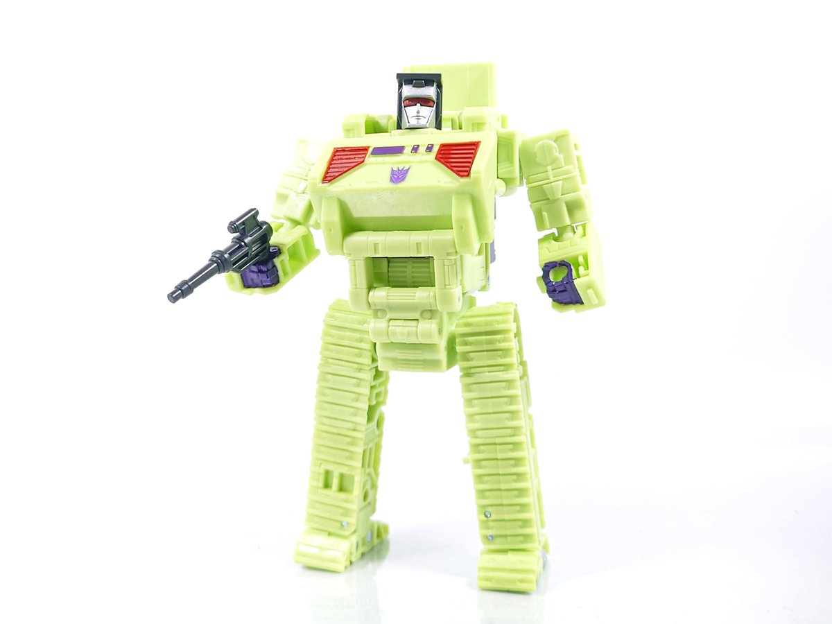 PS_Sirenstrike's tweet image. TS-05 ボーンクラッシャー
股間がそのまま合体用ジョイントになるので体型がやや太ましいです
可動はやや簡易めな構造ですが搭載されており、ブレードを動かせば見た目は崩れますが腰の回転と前傾も出来ます
UW版から運転席が開放式風になってビークルがよりG1に近くなったのが地味に嬉しいです