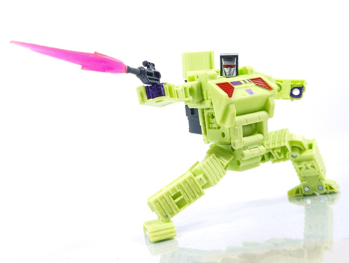 PS_Sirenstrike's tweet image. TS-05 ボーンクラッシャー
股間がそのまま合体用ジョイントになるので体型がやや太ましいです
可動はやや簡易めな構造ですが搭載されており、ブレードを動かせば見た目は崩れますが腰の回転と前傾も出来ます
UW版から運転席が開放式風になってビークルがよりG1に近くなったのが地味に嬉しいです