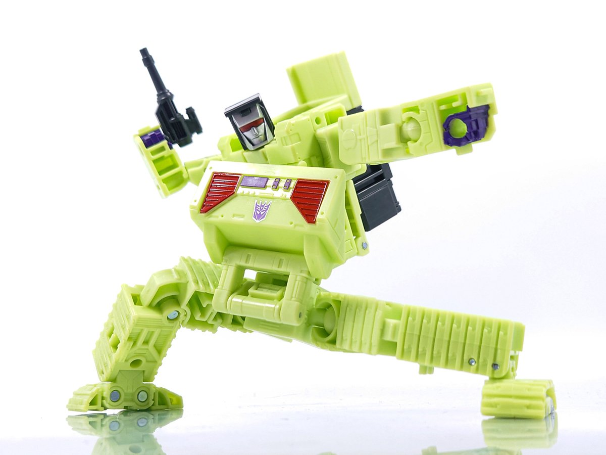 PS_Sirenstrike's tweet image. TS-05 ボーンクラッシャー
股間がそのまま合体用ジョイントになるので体型がやや太ましいです
可動はやや簡易めな構造ですが搭載されており、ブレードを動かせば見た目は崩れますが腰の回転と前傾も出来ます
UW版から運転席が開放式風になってビークルがよりG1に近くなったのが地味に嬉しいです