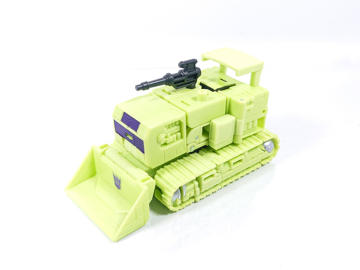 PS_Sirenstrike's tweet image. TS-05 ボーンクラッシャー
股間がそのまま合体用ジョイントになるので体型がやや太ましいです
可動はやや簡易めな構造ですが搭載されており、ブレードを動かせば見た目は崩れますが腰の回転と前傾も出来ます
UW版から運転席が開放式風になってビークルがよりG1に近くなったのが地味に嬉しいです