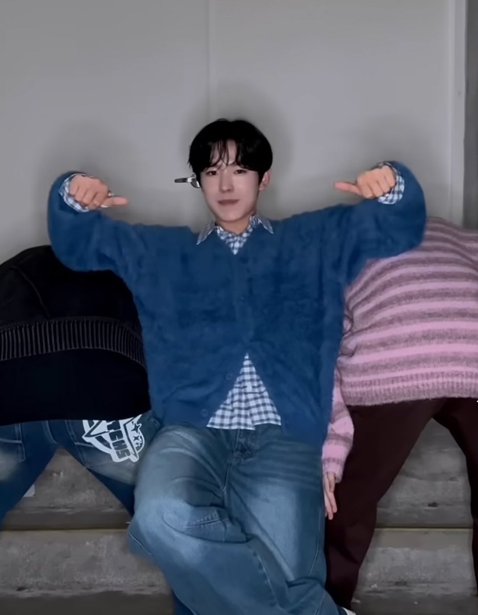 skysdyy's tweet image. 이거 왜캐웃김 
빵댕이즈 팔걸이로 쓰는 권력