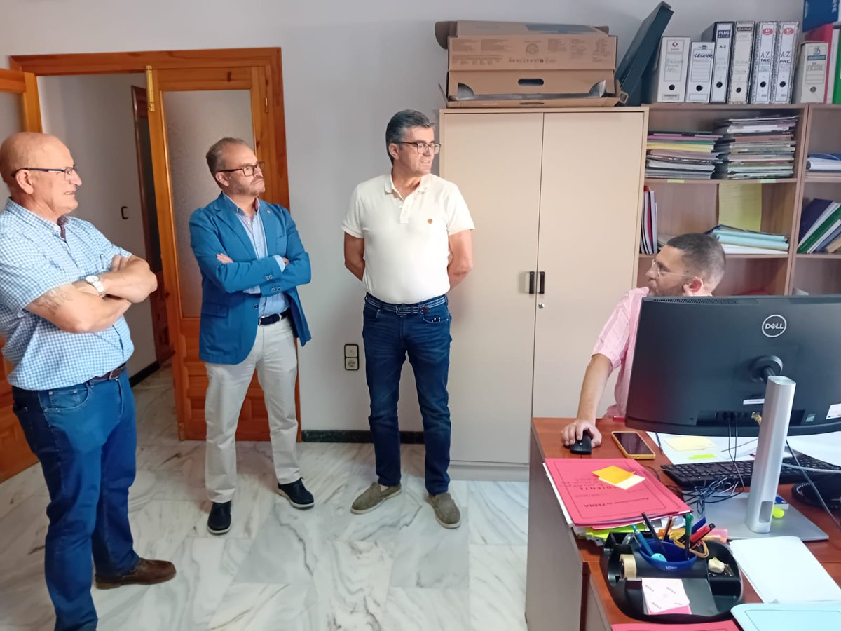 JuntaGranada's tweet image. El delegado de @EmpleoJunta, @javinarila, visita Freila y Cortes de Baza en donde anuncia la inminente aprobación de un nuevo plan de empleo local después verano, que permite a los ayuntamientos  mejorar sus servicios públicos y dar oportunidades laborales a personas desempleadas